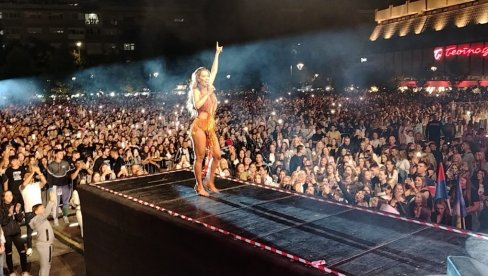 НОЋАС ЈЕ ГОРЕО БАЛКАН: Теа Таировић спектакуларним концертом отворила 35. Роштиљијаду у Лесковцу (ФОТО)