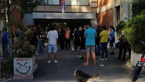 БЛОКАДЕРИ ИЗБАЧЕНИ СА ФИЛОЗОФСКОГ ФАКУЛТЕТА: Направили свињац од њега, по ходницима шетају лисице (ФОТО/ВИДЕО)