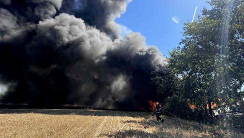 УГАШЕН ПОЖАР КОД НОВОГ САДА: Нема повређених, горео и напуштени салаш (ФОТО)