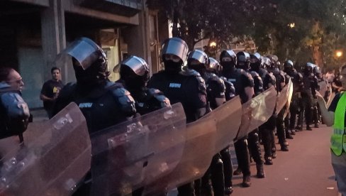 У ТОКУ ХАПШЕЊЕ ХУЛИГАНА: Циглама и камењем напали полицију и покушали упад у ФСФВ