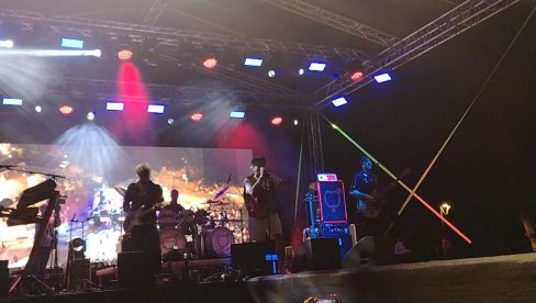 УВЕРТИРА ЗА БЕОГРАДСКЕ КОНЦЕРТЕ: Црвена јабука подсетила Лесковчане на антологијске хитове (ФОТО)