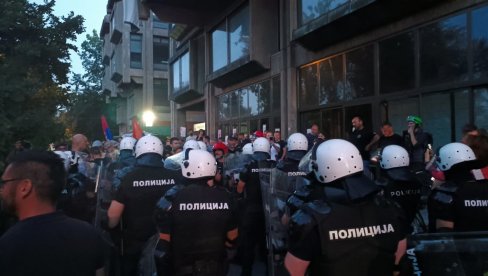 UHAPŠEN BLOKADER U NOVOM SADU: Udarao policiju pesnicama ispred Filozofskog fakulteta