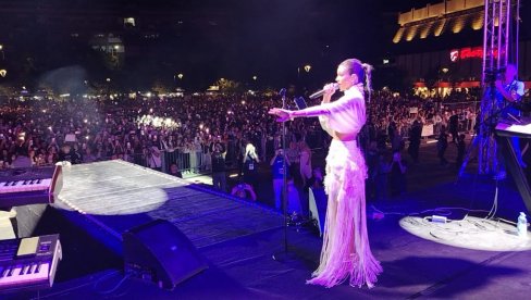 TURBO I FOLK ŽURKA: Breskvica muzikom i pesmom zapalila publiku u Leskovcu