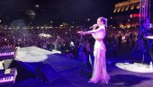 TURBO I FOLK ŽURKA: Breskvica muzikom i pesmom zapalila publiku u Leskovcu