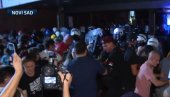 ТЕРОРИСТИ БАЦАЈУ ТОПОВСКЕ УДАРЕ НА ПОЛИЦИЈУ: Блокадери силеџије праве хаос у Новом Саду