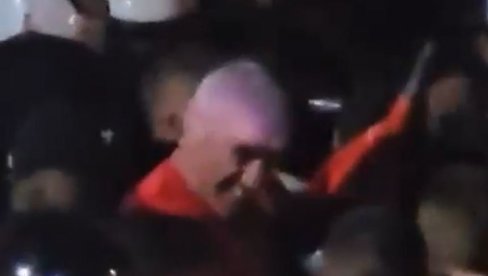 СКАНДАЛОЗНО! Судија ослободила Бачулова и Марковића који су пред камерама тукли полицију (ВИДЕО)