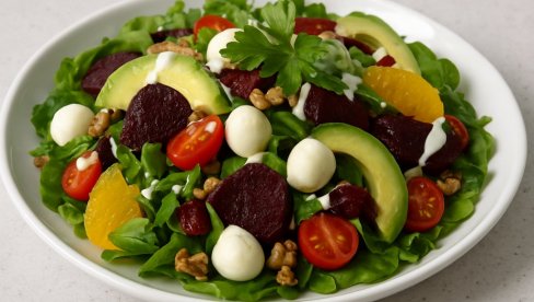 OSVEŽAVAJUĆA SALATA SA AVOKADOM I CVEKLOM: Recept za zdrav obrok