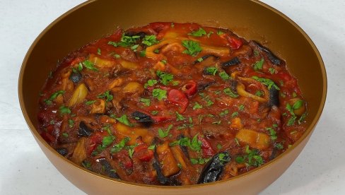 SOČNI PATLIDŽAN SA TIKVICAMA I MESOM: Recept  za tavu sa mlevenim mesom i povrćem