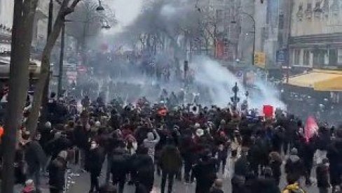 СУЗАВАЦ, ГУМЕНИ МЕЦИ, ПЕНДРЕЦИ, ВОДЕНИ ТОПОВИ... Шта би полиција на Западу употребила против блокадера терориста у Новом Саду? (ВИДЕО)