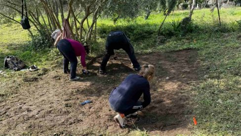 СРПСКИ ЈУНАЦИ ПОЧИВАЈУ НА ДВЕ ПАРЦЕЛЕ: Снимање георадаром парцеле Доре Кефалонити на Крфу оправдава тврдње њених деде и оца