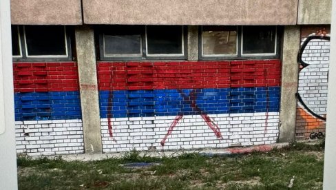 БЛОКАДНИ СЕПАРАТИСТИ ДИВЉАЈУ: Фејсбук група Слободна Војводина поручује да је префарбана “анексиона србијанска тробојка”! (ФОТО)