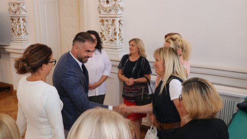 ПРИРЕЂЕН ПРИЈЕМ ЗА ДИРЕКТОРЕ НОВОСАДСКИХ ШКОЛА: Градоначелник Жарко Мићин пожелео успешан почетак нове школске године