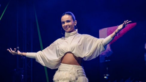 КУРТИ СЕ УПЛАШИО ГНЕЗДА ОРЛОВОГ И БРЕСКВИЦЕ: Срамно отказивање концерта српске певачице у Косовској Митровици