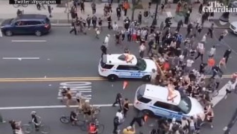 EVO KAKO IZGLEDAJU BLOKADE U DEMOKRATIJI: Pogledate kako policija čisti blokadere sa ulica (VIDEO)