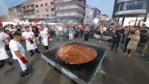NAPRAVLJENA PLJESKAVICA OD 90 KILOGRAMA MESA: Ista ekipa leskovačkih majstora roštilja postavila novi rekord