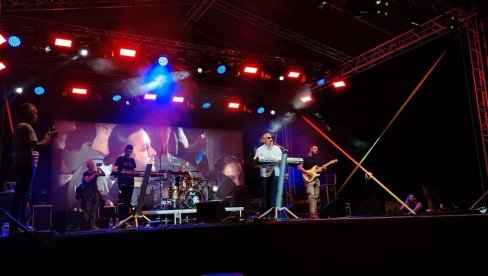 DOZVOLA ZA LJUBAV: Dejan Matić hitovima uveselio leskovačku publiku (FOTO)