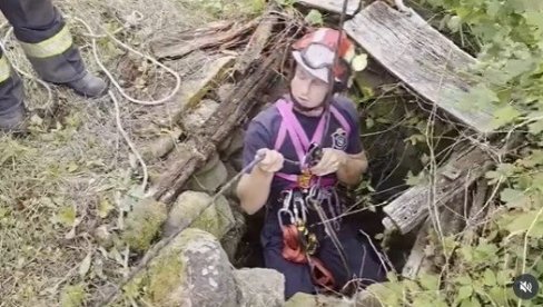 VATROGASAC SE SPUSTIO U BUNAR NA DESETAK METARA DUBINE: Pogledajte neverovatan snimak spašavanja zbog kojeg se domaćin obradovao (VIDEO)