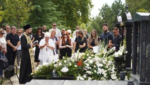 BIO JE SRCE NAŠEG ŽIVOTA: Porodica i prijatelji obeležili šest meseci od smrti Saše Popovića