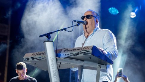 MORAM DA „OSETIM“ PESMU: Dejan Matić o muzici, letnjnoj turneji, estradnoj kilometraži, stvaranju (FOTO)