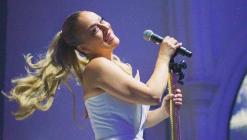 ГОРЕЛО ЈЕ КАО АФРИКА: Слађа Алегро лесковачку публику подигла на ноге (ФОТО)