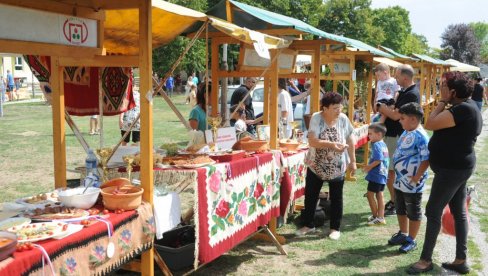 ПРОЈА НАС ЈЕ ХРАНИЛА И БРАНИЛА: Традиционална кулинарска смотра одржана у селу Ратина код Краљева