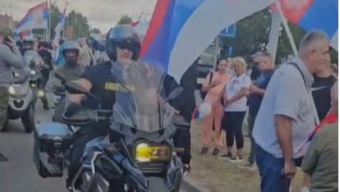 НОВИ САД ПРОТИВ БЛОКАДА: И бајкери изашли на улице (ВИДЕО)