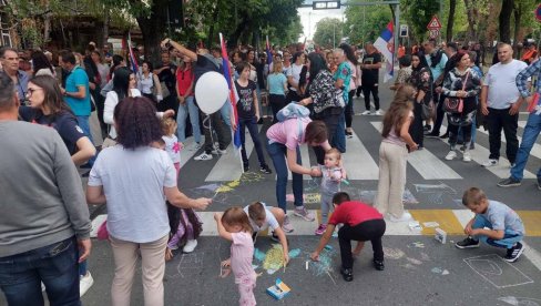 SLIKA KOJA OSTAVLJA BEZ TEKSTA: Veliki broj dece na okupljanju protiv blokada u Kruševcu (FOTO)