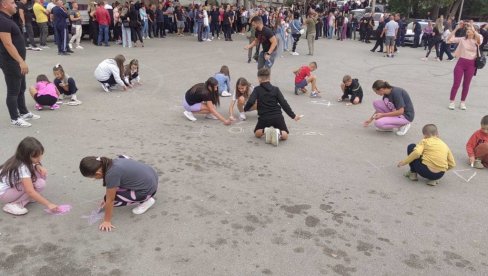 ДЕЦА СУ УКРАС СВЕТА: Малишани из Врањске Бање дочекују госте уз поруке и цртеже на кружном прелазу (ФОТО)(ВИДЕО)