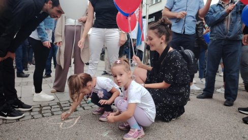 ДЕЧИЈА ГРАЈА И ПОРУКЕ ЉУБАВИ ПРОТИВ НАСИЉА: Деца у Лозници дочекују госте цртежима љубави (ФОТО)(ВИДЕО)