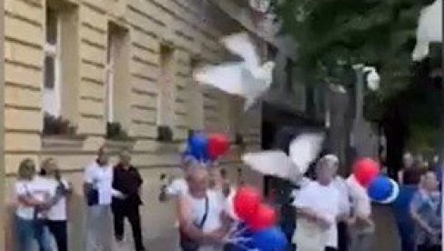 КАКВА ПРЕЛЕПА СИМБОЛИКА: Голубови мира пуштени у Кикинди (ВИДЕО)