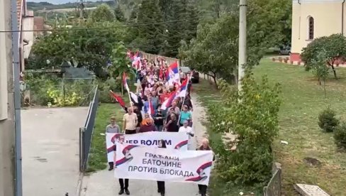 НЕ ВИДИ СЕ КРАЈ КОЛОНЕ: У Баточини се вијоре српске заставе (ВИДЕО)