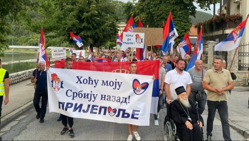 ДОСТА ЈЕ БЛОКАДА: Грађани Пријепоља поручили желимо своју Србију назад!