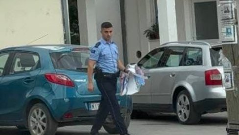 ODGOVARA MU BLOKIRANA SRBIJA: Kurti poslao svoju policiju da cepa plakate protiv blokade Srbije (FOTO)