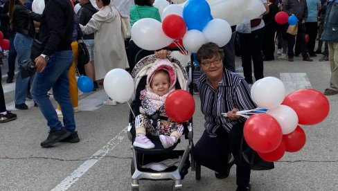ПРЕЛЕПА СЛИКА: Бака са унуком на скупу против блокада (ФОТО)