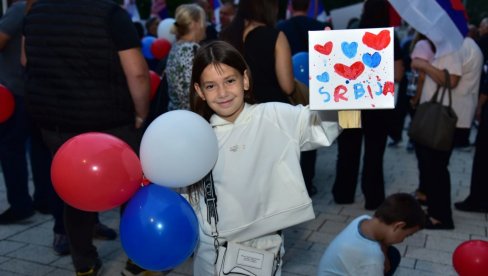 ЈА ВОЛИМ МОЈУ СРБИЈУ: Малишани на скуповима против блокада кредом исписивали прелепе поруке