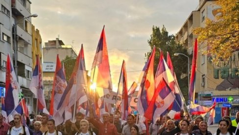 ЖЕЛИМ ДА ОВЕ БЛОКАДЕ СТАНУ И ДА ДЕЦА НОРМАЛНО ИДУ У ШКОЛУ: Јасне поруке грађана Инђије против блокада  (ВИДЕО)