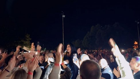 ДИРЉИВА И ЕМОТИВНА НОЋ: Драгана Мирковић у Бугарској добила овације од 30 хиљада људи, највећи спектакли тек следе за крај лета (ФОТО)