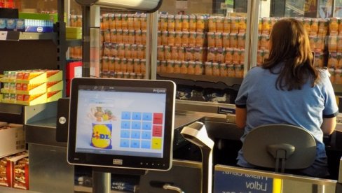 ЦЕНЕ НИЖЕ ОД 10 ДО 20 ПОСТО: Трговци у Лесковцу имају пуне руке посла - Старе цене мењају нижим износима