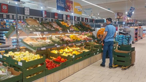 VRŠČANI ISPRAZNILI RAFOVE SA NIŽIM CENAMA: Pojeftinilo povrće - Luk za 45 dinara (FOTO)