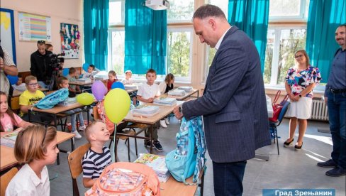 ГРАДОНАЧЕЛНИК ЗРЕЊАНИНА СА ПРВАЦИМА У ШКОЛИ СЕРВО МИХАЉ