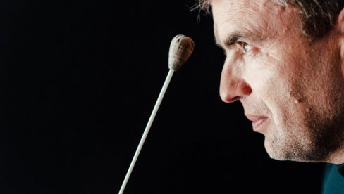 МУЗИЧКИ АНЂЕО СЕ ВИНУО У НЕБО: На вест о изненадној смрти Ганријела Фелца (1971- 2025), шефа- диригента Београдске филхармоније