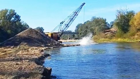 HAPŠENJE ZBOG EKOLOŠKOG KRIMINALA:  Nelegalno vađenje šljunka iz Velike Morave