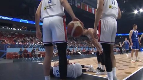 ТРЕНУТАК КАДА ЈЕ СРБИЈА ЗАНЕМЕЛА: Овако се Василије Мицић повредио на Евробаскету (ВИДЕО)