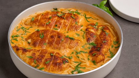 PILETINA U KREMASTOM PARADAJZ SOSU SA TESTENINOM: Savršen recept za porodični ručak ili romantičnu večeru!