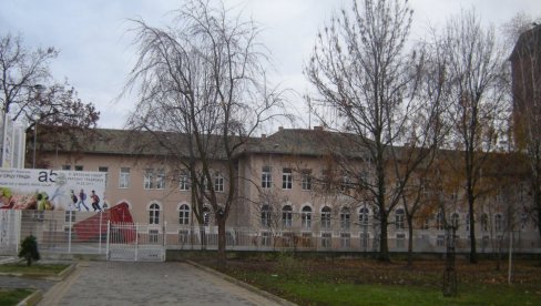 IAKO IH SADA IMA PREVIŠE, ZBOG PENZIONISANJA PROSVETARA, KIKINDA ĆE SE SUOČITI SA NEDOSTATKOM KADROVA   Bura u Kozarcima zbog - učiteljice