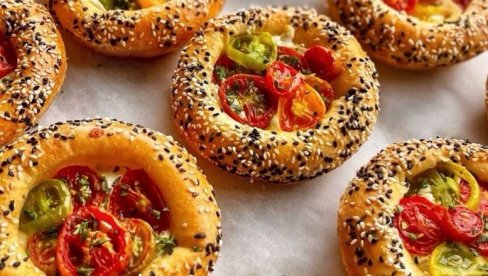 POGAČICE SA PARADAJZOM I BOSILJKOM: Recept za ukusnu grickalicu