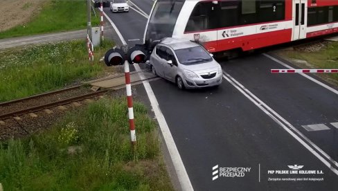 (УЗНЕМИРУЈУЋ СНИМАК) Дека (81) пробио рампу, однео га воз! Десетине мртвих, 170 несрећа на пружним прелазима годишње у Пољској