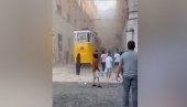ВЕЛИКИ БРОЈ МРТВИХ И ПОВРЕЂЕНИХ У ЛИСАБОНУ: Популарна жичара исклизнула из шина и срушила се (ВИДЕО)