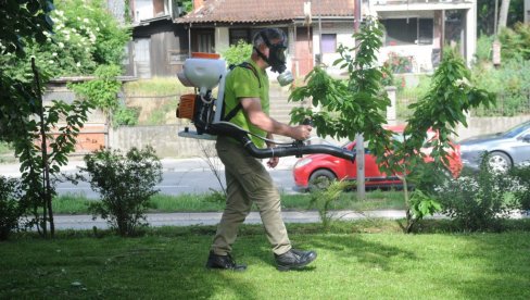 ДРУГА ФАЗА ТРЕТМАНА: Сузбијање крпеља на парковским површинама у Краљеву