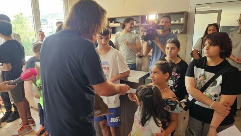 Željko Mitrović obradovao svoje klince – donirao celokupan školski pribor i džeparac za SVU decu školskog uzrasta bez roditeljskog staranja!